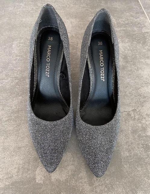 Marco Tozzi glitterpumps zwart / zilver hak is 9 cm maat 38, Kleding | Dames, Schoenen, Zo goed als nieuw, Pumps, Overige kleuren