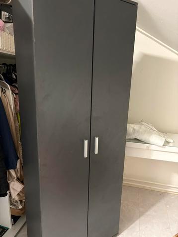 Zwarte planken kleding kast €25 beschikbaar voor biedingen