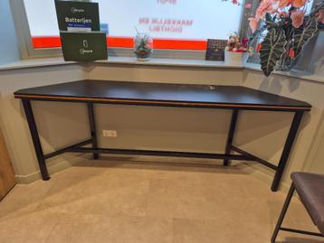Tafel beschikbaar voor biedingen