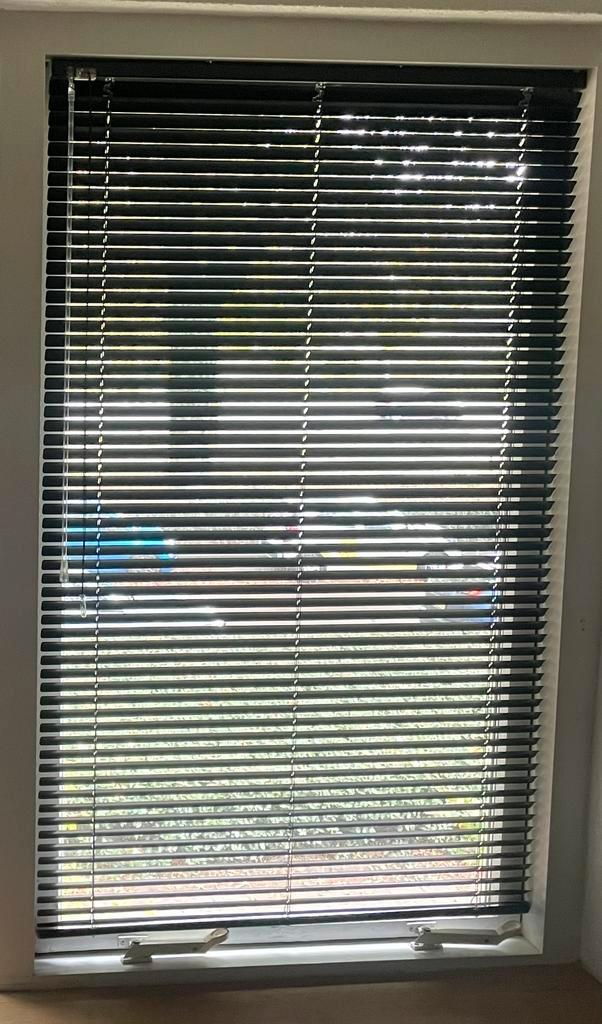 Zwarte Aluminium Jaloezie 83x143cm, Huis en Inrichting, Stoffering | Gordijnen en Lamellen, Gebruikt, 100 tot 150 cm, 50 tot 100 cm