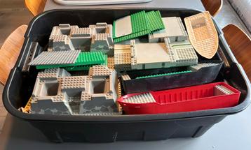 Lego, grote bak vol met grondplaten beschikbaar voor biedingen