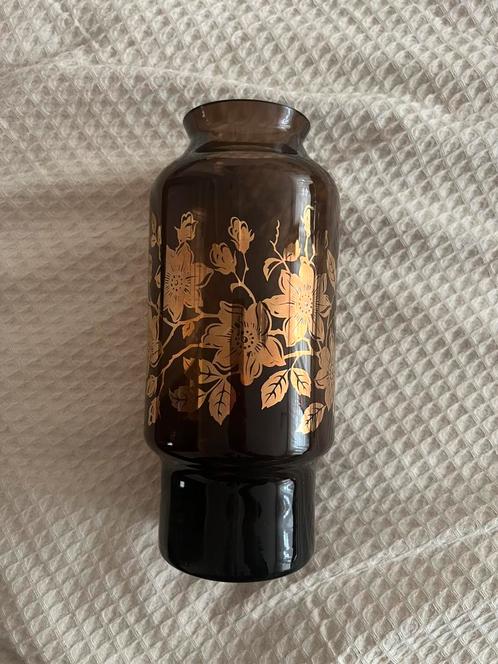 Vintage vaas – bruin glas met bloemenmotief – 26 cm hoog, Antiek en Kunst, Antiek | Vazen, Ophalen of Verzenden