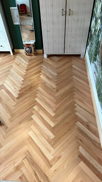 Visgraat vloer (11.5 m2 ) beschikbaar voor biedingen