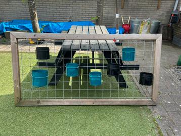 Wandrek tuin met bloempotjes  beschikbaar voor biedingen
