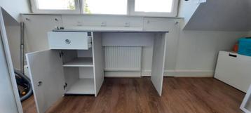 Bureau met lades beschikbaar voor biedingen