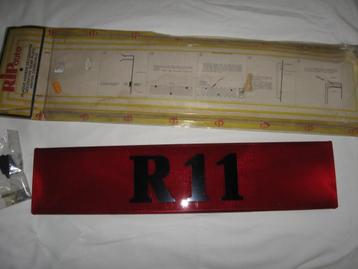 RENAULT 11 logo met bevestigings matriaal .NIEUW Nieuw in ve beschikbaar voor biedingen