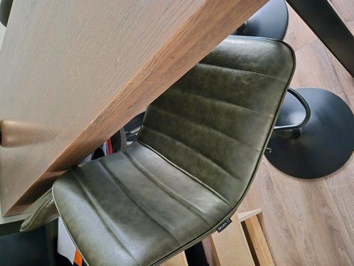 Eiken bar met kruispoot plus vier krukken!, Huis en Inrichting, Barren, Gebruikt, Inclusief barstoelen, Ophalen