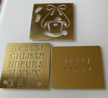 Div. EMBOSSING mallen metaal en plastic, plus emb.pen beschikbaar voor biedingen