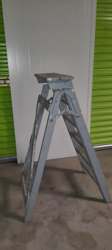 Brocante Oud Authentiek stevige trap beschikbaar voor biedingen