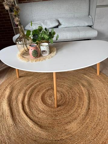 Organische tafel wit met houten poten