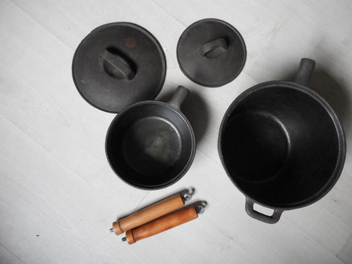 2 gietijzeren steelpannen, Huis en Inrichting, Keuken | Potten en Pannen, Gebruikt, Overige typen, Gietijzer, Ophalen of Verzenden