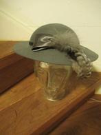 HOED DAMES Grijs met prachtige decoratie omvang 53 cm € 25, Ophalen of Verzenden, Nieuw, One size fits all, Hoed