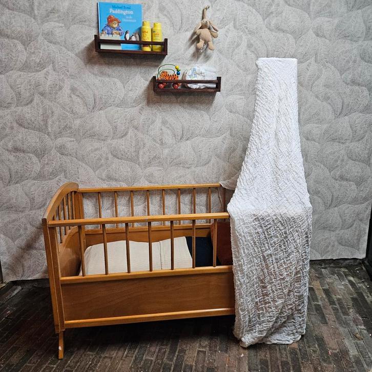 Leuk eikenhouten jaren 60 ledikantje, Kinderen en Baby's, Babywiegjes en Ledikanten, Zo goed als nieuw, Wieg, Ophalen