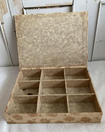 Brocante oude stoffen doos met vakverdeling beschikbaar voor biedingen