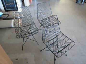 Set van 3 zwarte draadstalen stoelen beschikbaar voor biedingen