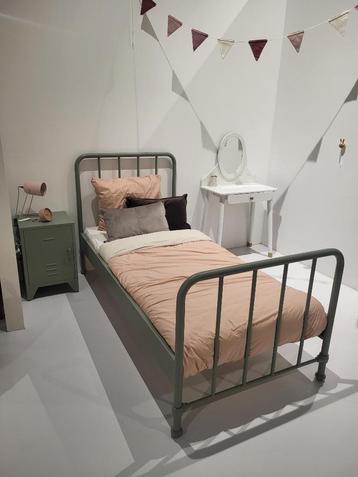 Vipack Bronxx Bed Olive Green 90 x 200cm + Nachtkastje beschikbaar voor biedingen