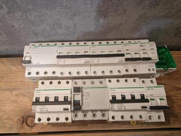 Partij Schneider Electric componenten beschikbaar voor biedingen