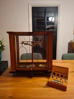 Antieke Weegschaal in Vitrine met Gewichten, Ophalen