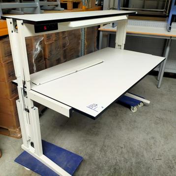 Zeer degelijke inpaktafel / werktafel met elektra en verlic beschikbaar voor biedingen