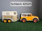 Schleich 42025 Jeep met chauffeur en trailer, Ophalen of Verzenden, Hond of Kat, Beeldje of Figuurtje