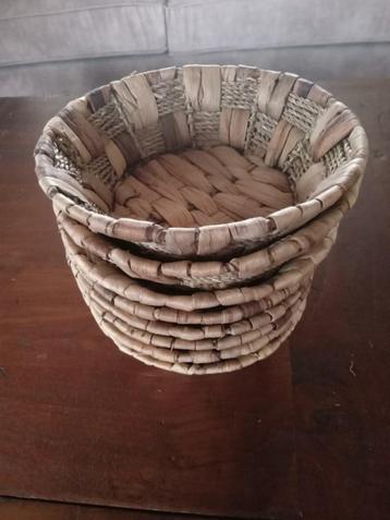 8 Rotan mandjes  beschikbaar voor biedingen