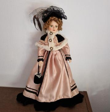 Sierpop in een Victoriaans geïnspireerde outfit beschikbaar voor biedingen