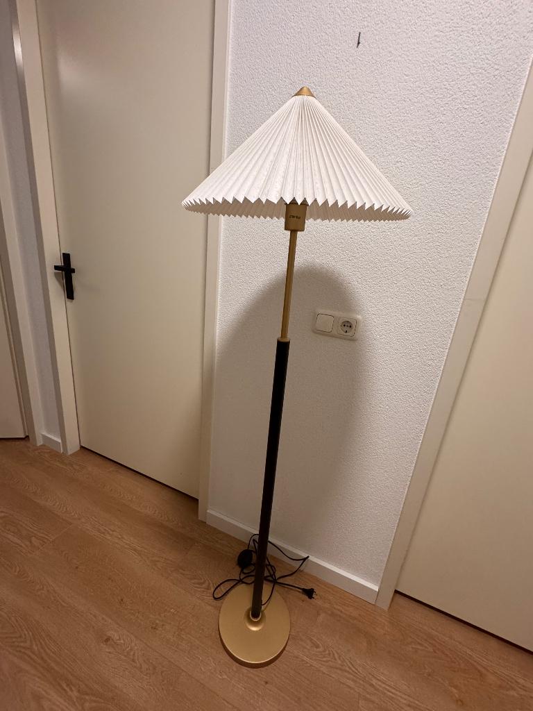 Jotex vloerlamp met plissé kap, Huis en Inrichting, Lampen | Vloerlampen, Zo goed als nieuw, 150 tot 200 cm, Metaal, Stof, Ophalen
