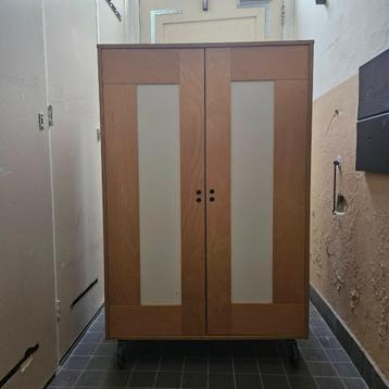 Mooie houten kast op wieltjes €10,- beschikbaar voor biedingen