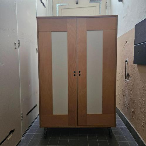 Mooie houten kast op wieltjes €10,-  MOET WEG !, Huis en Inrichting, Kasten | Stellingkasten, Gebruikt, Ophalen of Verzenden