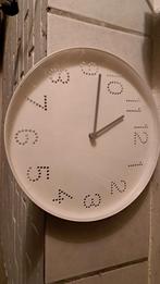 Witte Wandklok op Batterij, Ophalen of Verzenden, Gebruikt, Analoog, Wandklok