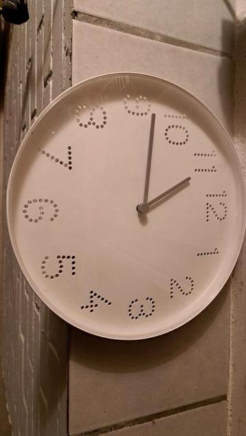 Witte Wandklok op Batterij beschikbaar voor biedingen
