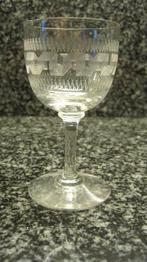 Antiek borrel glaasje, mooi geslepen minstens 50 jaar oud, Antiek en Kunst, Antiek | Glas en Kristal, Ophalen of Verzenden