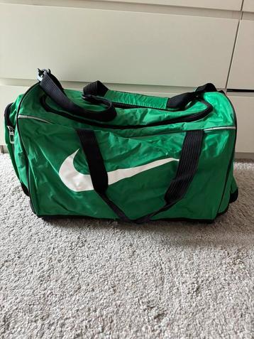 Nike sporttas in groen 2/3 keer gebruikt en als nieuw! beschikbaar voor biedingen
