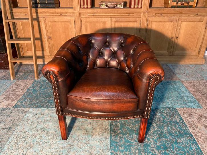 Compacte Engelse Chesterfield club fauteuil roodbruin, Huis en Inrichting, Fauteuils, Zo goed als nieuw, 75 tot 100 cm, Ophalen of Verzenden