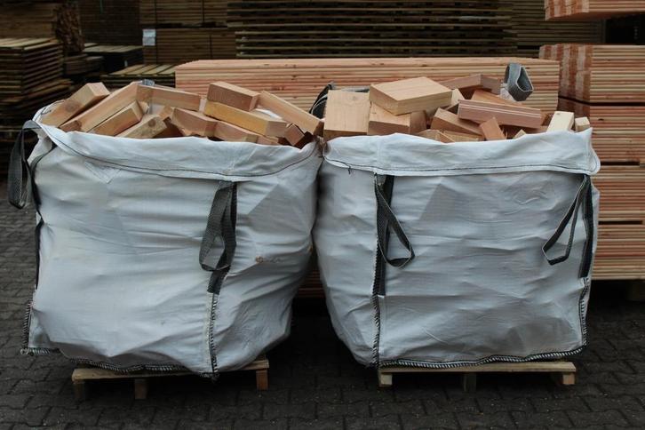 Te koop bigbags douglas blokken  per 4 stuks gratis bezorgd, Tuin en Terras, Haardhout, Blokken, Overige houtsoorten, Minder dan 3 m³