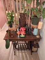 Oude vintage naaitafel., Ophalen