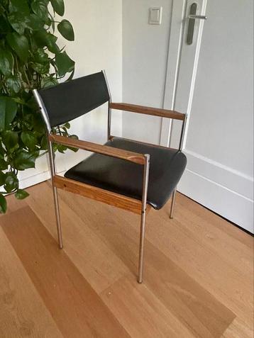 GEZOCHT: vintage stoel met skai en chroom. Thereca? beschikbaar voor biedingen
