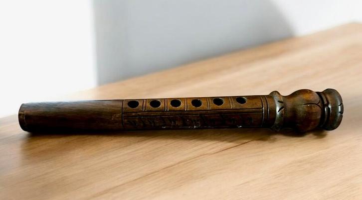 Fluit gesneden in donker hout uit Bali., Antiek en Kunst, Kunst | Beelden en Houtsnijwerken, Ophalen of Verzenden