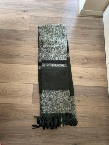 Groene Sjaal met Franjes beschikbaar voor biedingen