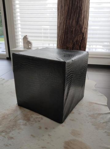 Zwarte kubus poef, 45 x 45 x 45 cm beschikbaar voor biedingen