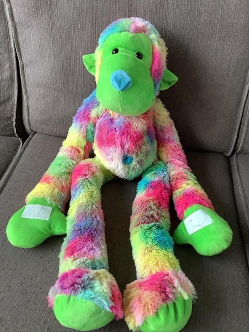 hele grote aap knuffel felle kleuren 90 cm lang Dake 10,-, Kinderen en Baby's, Speelgoed | Knuffels en Pluche, Zo goed als nieuw