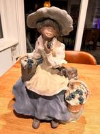 Lladró porseleinen beeld “Meisje met druivenmand” model 322, Antiek en Kunst, Antiek | Porselein, Ophalen of Verzenden