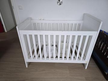 Ledikant met dekens en matras beschikbaar voor biedingen