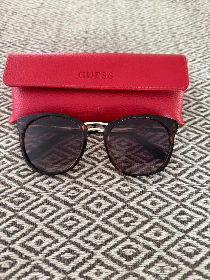 GUESS zonnebril bruin zwart + etui, Sieraden, Tassen en Uiterlijk, Zonnebrillen en Brillen | Dames, Zo goed als nieuw, Zonnebril