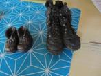 2 stenen beeldjes van schoenen laarzen oud fraai, Ophalen of Verzenden, Nieuw, Mens
