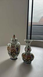 Delfs Blauw stijl, bloemenmotief) vaas en dekselpot antiek, Ophalen of Verzenden