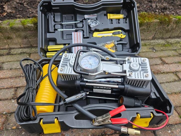 compressor 12 volt in koffer met bandenreparatie set € 30,00, Auto diversen, Overige Auto diversen, Ophalen of Verzenden
