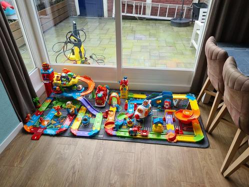 VTech Toet toet auto en treinstation + vele extra’s, Kinderen en Baby's, Speelgoed | Babyspeelgoed, Gebruikt, Auto, Met licht