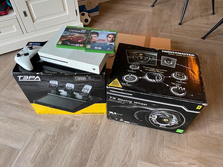 Simracing set Xbox One S + Thrustmaster TX + Wheel Stand, Spelcomputers en Games, Spelcomputers | Xbox | Accessoires, Gebruikt