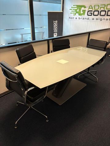 Tafel met 4 stoelen - vergadertafel - luxe beschikbaar voor biedingen